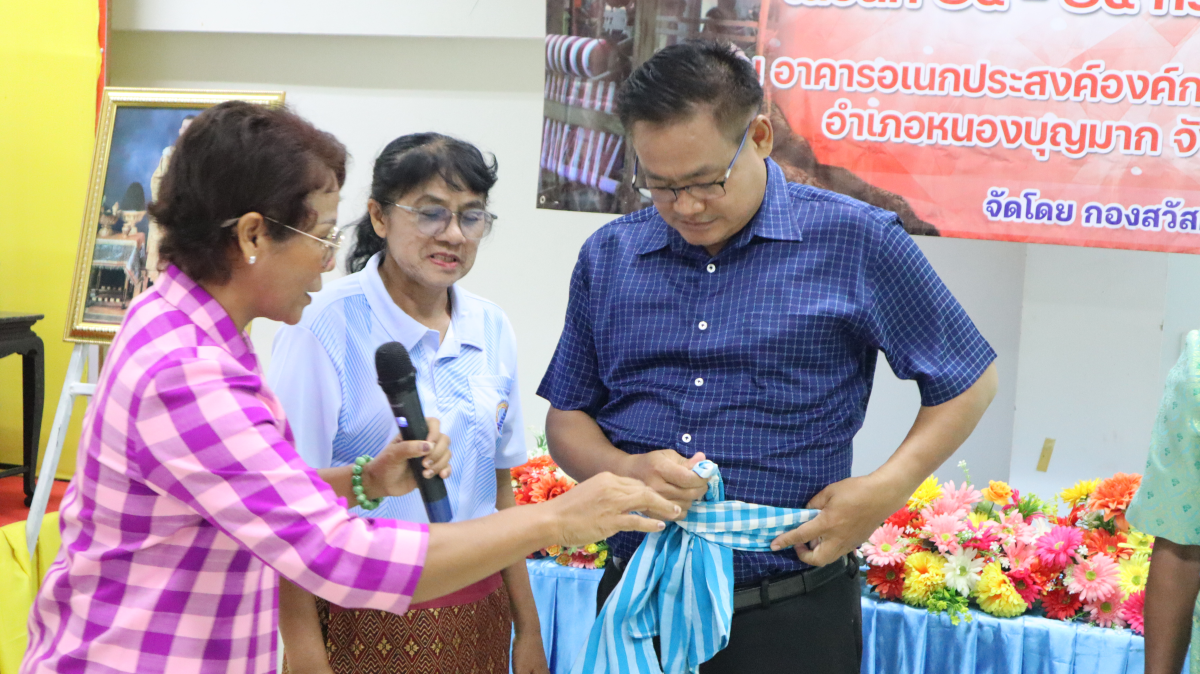 วันศุกร์ที่ 10 ตุลาคม  2568 เวลา 10.00 น. นายวิเชียร แตนกระโทก เป็นประธานในพิธี มอบใบประกาศให้กลุ่มแม่บ้าน ตามโครงการฝึกอบรมอาชีพระยะสั้น การทอผ้าขาวม้า       โดยมีคณะผู้บริหาร หัวหน้าส่วนราชการ เจ้าหน้าที่กองสวัสดิการฯ เข้าร่วมในครั้งนี้ และได้รับความประสบผลสำเร็จจากการขาย มีรายได้ ใช้ในการซื้อวัสดุอุปกรณ์บางส่วน ทำใ้ห้สามารถต่อยอด ในการทอผ้าขาวม้าและผ้าถุงลายต่างๆ เป็นรายได้เสริม จากการอบรมในครั้งนี้    ณ ห้องประชุมชั้น 2  องค์การบริหารส่วนตำบลสารภี