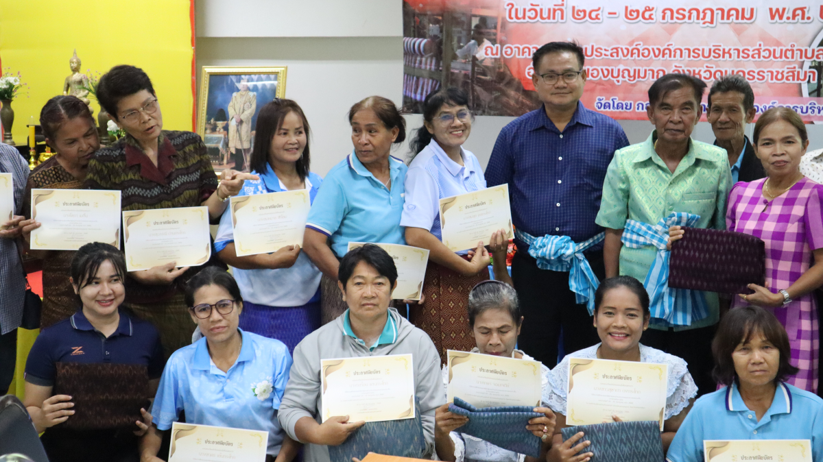 วันศุกร์ที่ 10 ตุลาคม  2568 เวลา 10.00 น. นายวิเชียร แตนกระโทก เป็นประธานในพิธี มอบใบประกาศให้กลุ่มแม่บ้าน ตามโครงการฝึกอบรมอาชีพระยะสั้น การทอผ้าขาวม้า       โดยมีคณะผู้บริหาร หัวหน้าส่วนราชการ เจ้าหน้าที่กองสวัสดิการฯ เข้าร่วมในครั้งนี้ และได้รับความประสบผลสำเร็จจากการขาย มีรายได้ ใช้ในการซื้อวัสดุอุปกรณ์บางส่วน ทำใ้ห้สามารถต่อยอด ในการทอผ้าขาวม้าและผ้าถุงลายต่างๆ เป็นรายได้เสริม จากการอบรมในครั้งนี้    ณ ห้องประชุมชั้น 2  องค์การบริหารส่วนตำบลสารภี