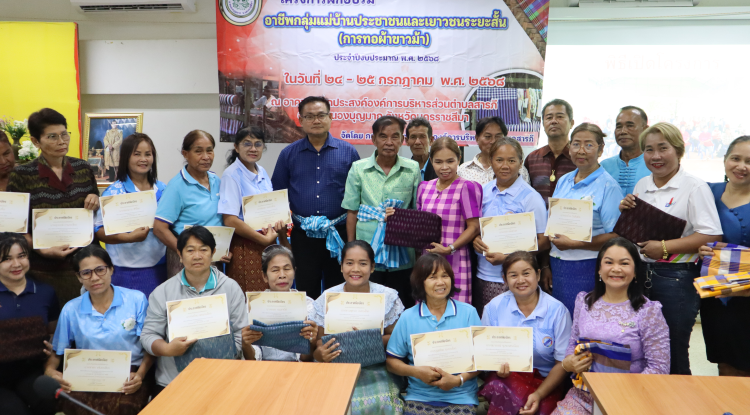 วันศุกร์ที่ 10 ตุลาคม  2568 เวลา 10.00 น. นายวิเชียร แตนกระโทก เป็นประธานในพิธี มอบใบประกาศให้กลุ่มแม่บ้าน ตามโครงการฝึกอบรมอาชีพระยะสั้น การทอผ้าขาวม้า       โดยมีคณะผู้บริหาร หัวหน้าส่วนราชการ เจ้าหน้าที่กองสวัสดิการฯ เข้าร่วมในครั้งนี้ และได้รับความประสบผลสำเร็จจากการขาย มีรายได้ ใช้ในการซื้อวัสดุอุปกรณ์บางส่วน ทำใ้ห้สามารถต่อยอด ในการทอผ้าขาวม้าและผ้าถุงลายต่างๆ เป็นรายได้เสริม จากการอบรมในครั้งนี้    ณ ห้องประชุมชั้น 2  องค์การบริหารส่วนตำบลสารภี